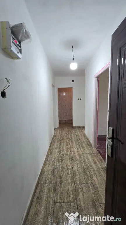 Apartament cu 2 camere, decomandat, Strada 1 Mai - Uricani (Hunedoara)