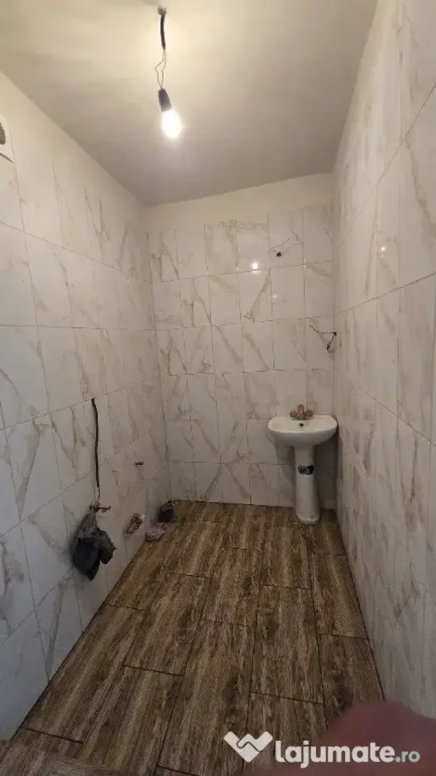 Apartament cu 2 camere, decomandat, Strada 1 Mai - Uricani (Hunedoara)