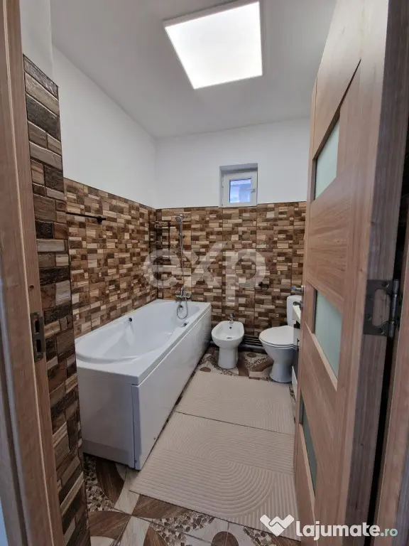 Casă de vânzare în Lazuri – teren 700 mp și construcț - Lazuri (Dambovita)