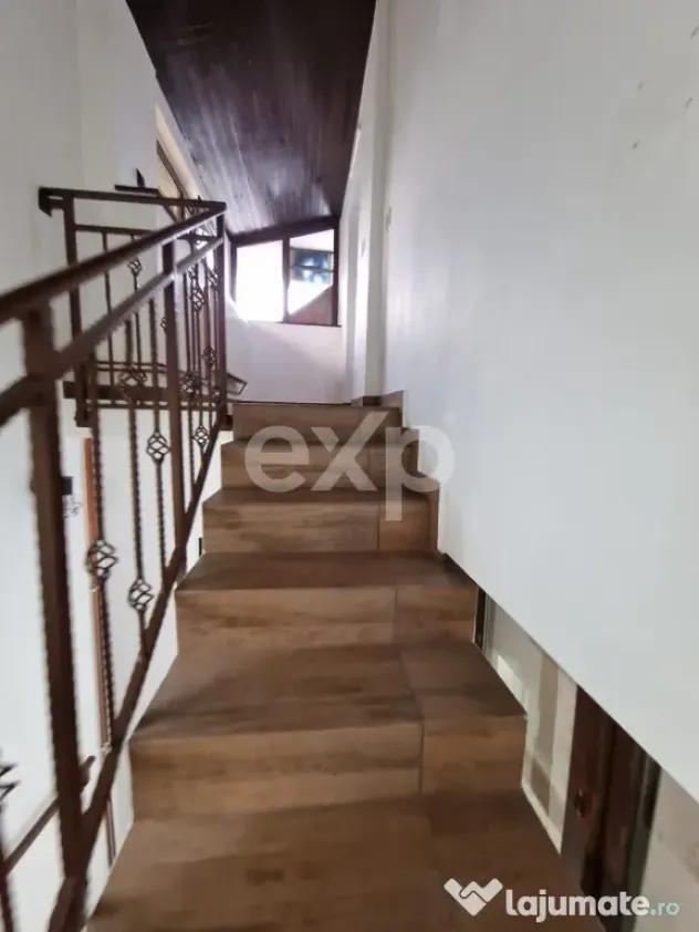 Casă de vânzare în Lazuri – teren 700 mp și construcț - Lazuri (Dambovita)