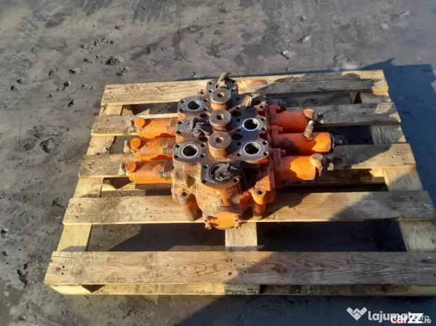 Distribuitor hidraulic Shibaura MRT40D1F1D1 incarcator frontal Daewoo MG4 - Seini (Maramures)