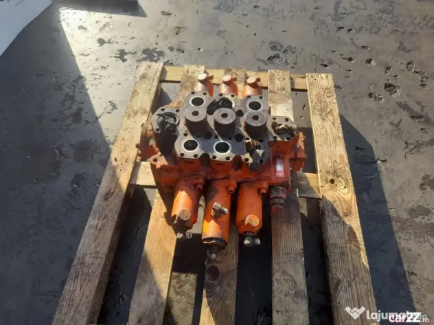 Distribuitor hidraulic Shibaura MRT40D1F1D1 incarcator frontal Daewoo MG4 - Seini (Maramures)