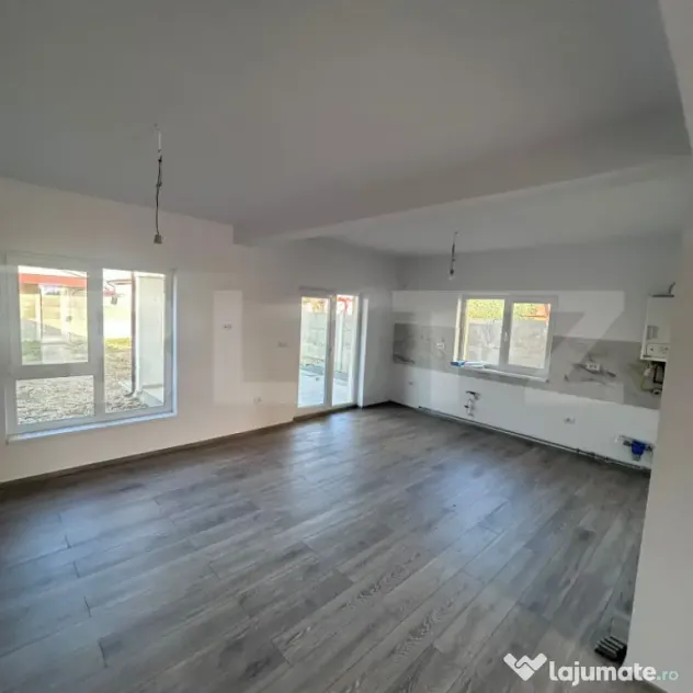 Casă duplex pe parter, 2 dormitoare, teren 320 mp, Moșniț - Mosnita Noua (Timis)