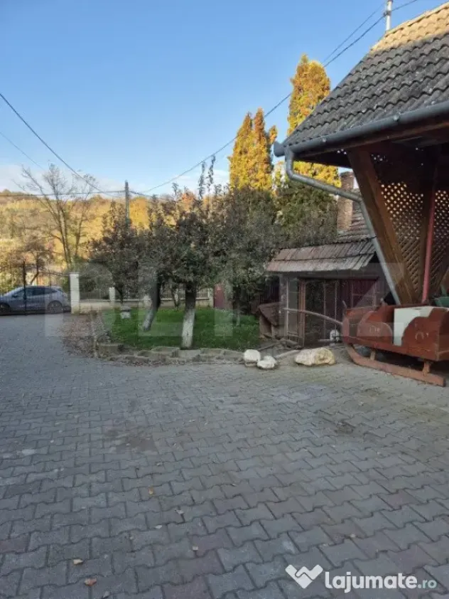 Casa de vanzare - 218 mp utili si 470 mp teren - Bardesti