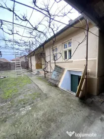 Casă cu anexe și 40 ari de grădină