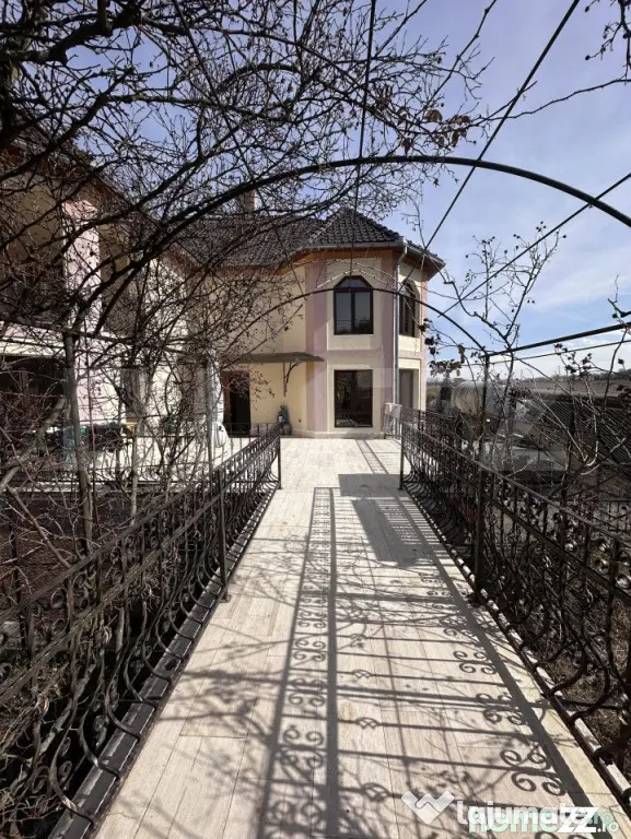 Casă spațioasă, 11 camere, 600 mp, teren 1450 mp, zona Li - Dej (Cluj)