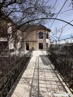Casă spațioasă, 11 camere, 600 mp, teren 1450 mp, zona Li