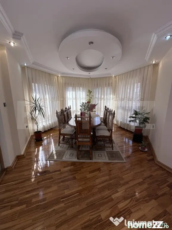 Casă spațioasă, 11 camere, 600 mp, teren 1450 mp, zona Li - Dej (Cluj)