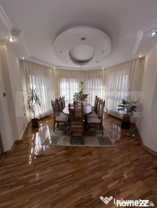 Casă spațioasă, 11 camere, 600 mp, teren 1450 mp, zona Li - Dej (Cluj)