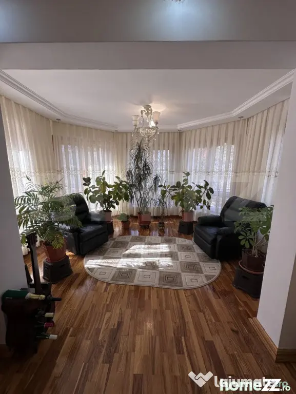 Casă spațioasă, 11 camere, 600 mp, teren 1450 mp, zona Li - Dej (Cluj)