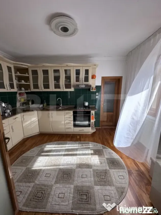 Casă spațioasă, 11 camere, 600 mp, teren 1450 mp, zona Li - Dej (Cluj)