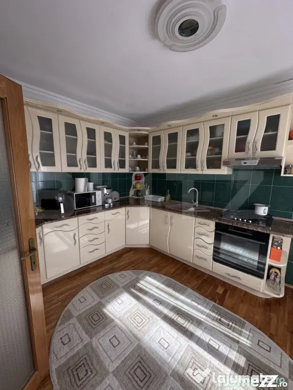 Casă spațioasă, 11 camere, 600 mp, teren 1450 mp, zona Li - Dej (Cluj)