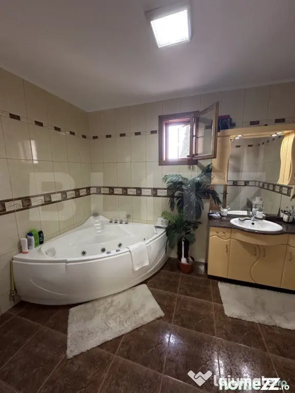 Casă spațioasă, 11 camere, 600 mp, teren 1450 mp, zona Li - Dej (Cluj)