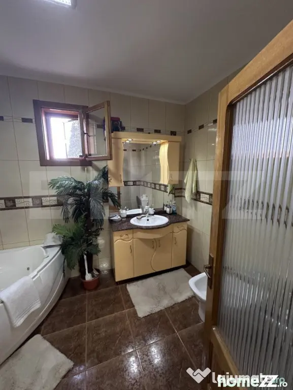 Casă spațioasă, 11 camere, 600 mp, teren 1450 mp, zona Li - Dej (Cluj)