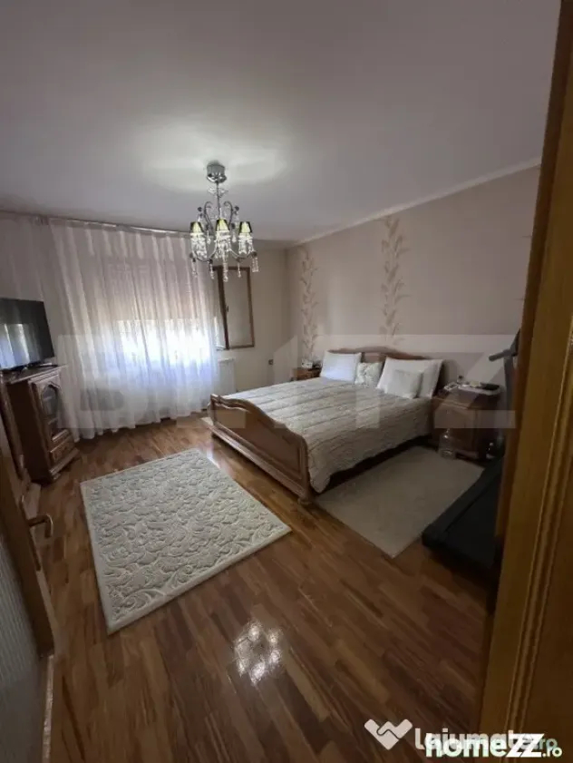 Casă spațioasă, 11 camere, 600 mp, teren 1450 mp, zona Li - Dej (Cluj)