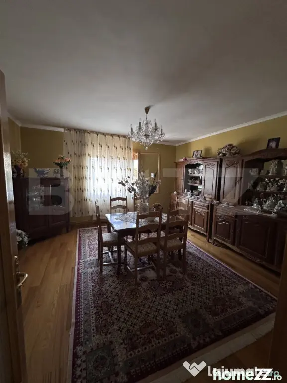 Casă spațioasă, 11 camere, 600 mp, teren 1450 mp, zona Li - Dej (Cluj)