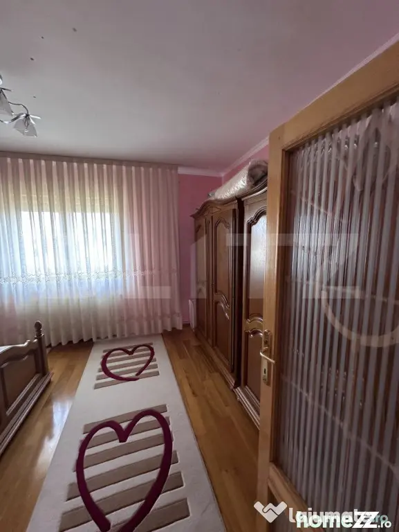 Casă spațioasă, 11 camere, 600 mp, teren 1450 mp, zona Li - Dej (Cluj)