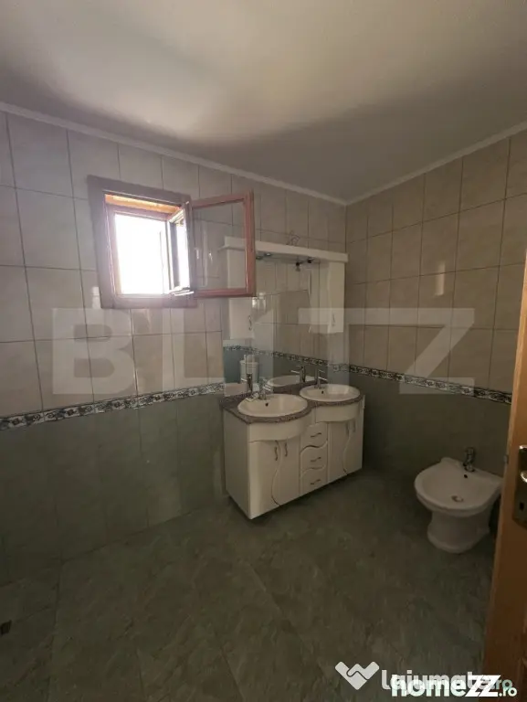 Casă spațioasă, 11 camere, 600 mp, teren 1450 mp, zona Li - Dej (Cluj)