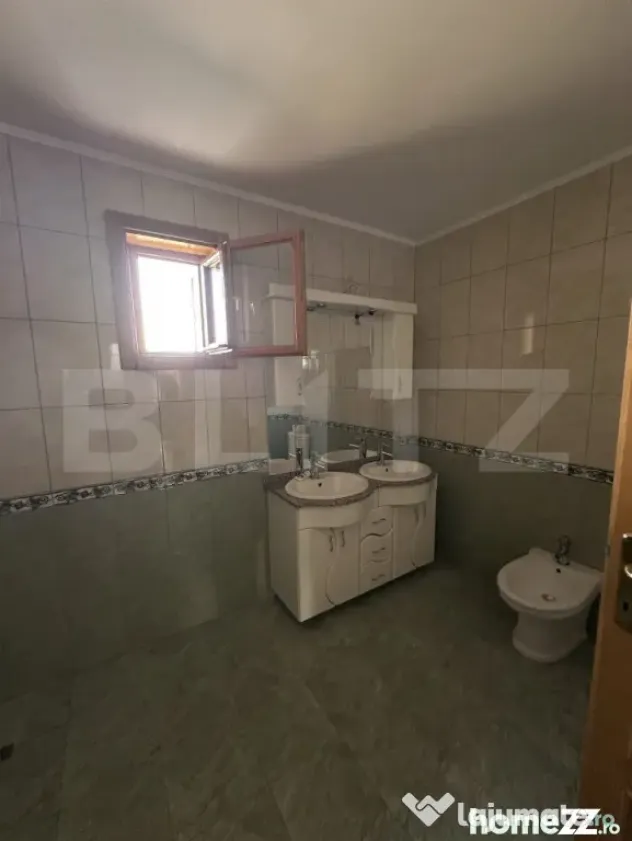 Casă spațioasă, 11 camere, 600 mp, teren 1450 mp, zona Li - Dej (Cluj)