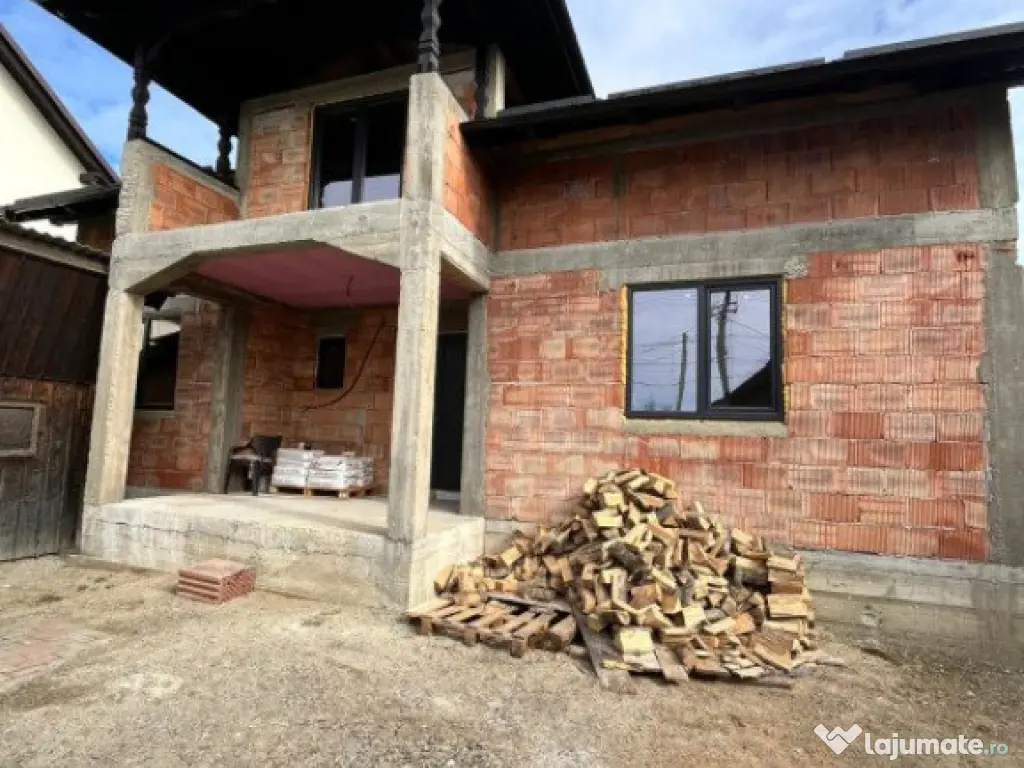 Casa la rosu, 300 mp, 31 ari de teren, Maneuti-Fratautii Vec