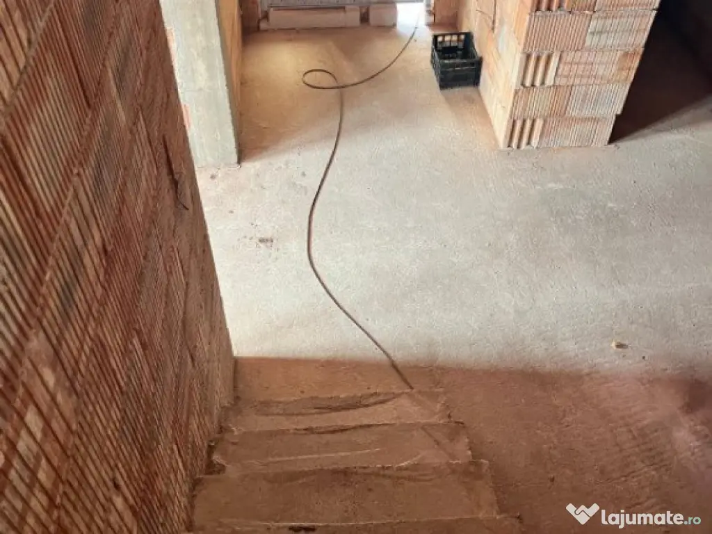 Casa la rosu, 300 mp, 31 ari de teren, Maneuti-Fratautii Vec