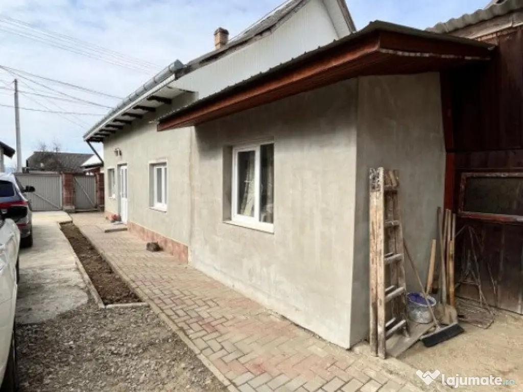 Casa la rosu, 300 mp, 31 ari de teren, Maneuti-Fratautii Vec