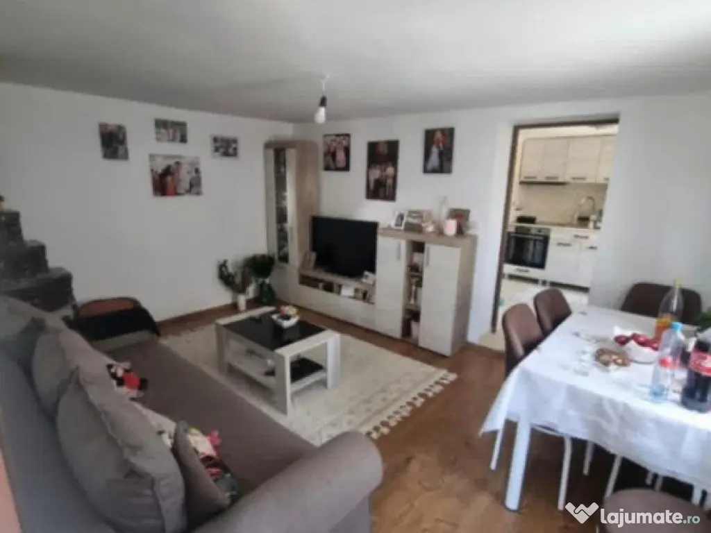 Casa la rosu, 300 mp, 31 ari de teren, Maneuti-Fratautii Vec