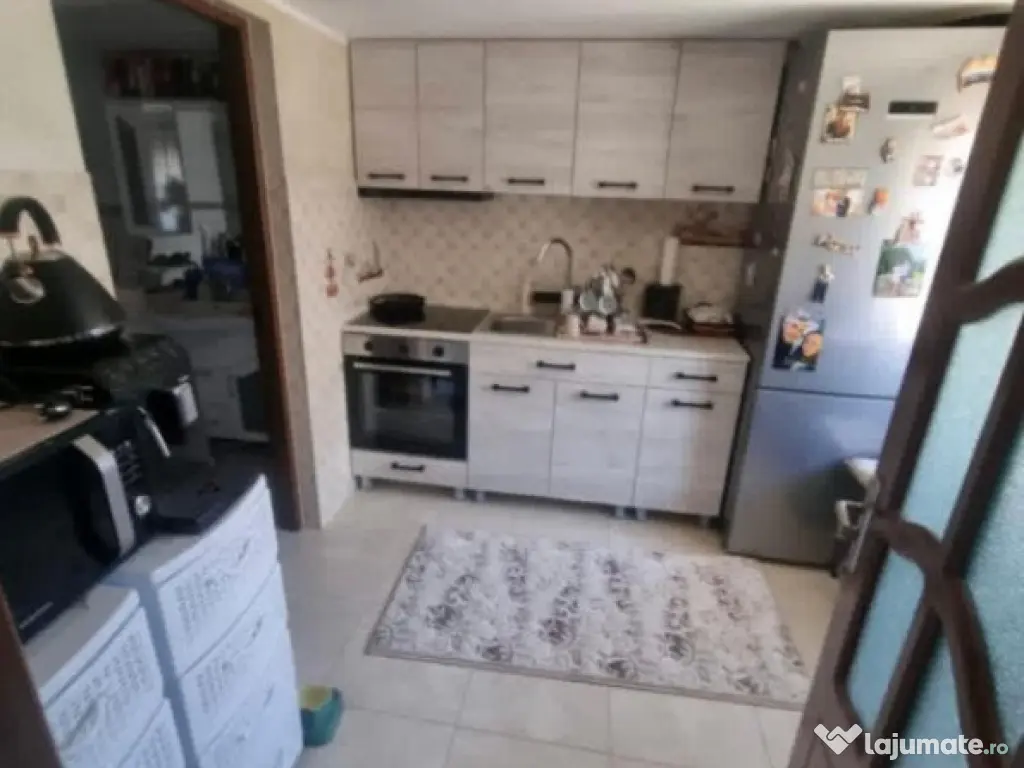 Casa la rosu, 300 mp, 31 ari de teren, Maneuti-Fratautii Vec