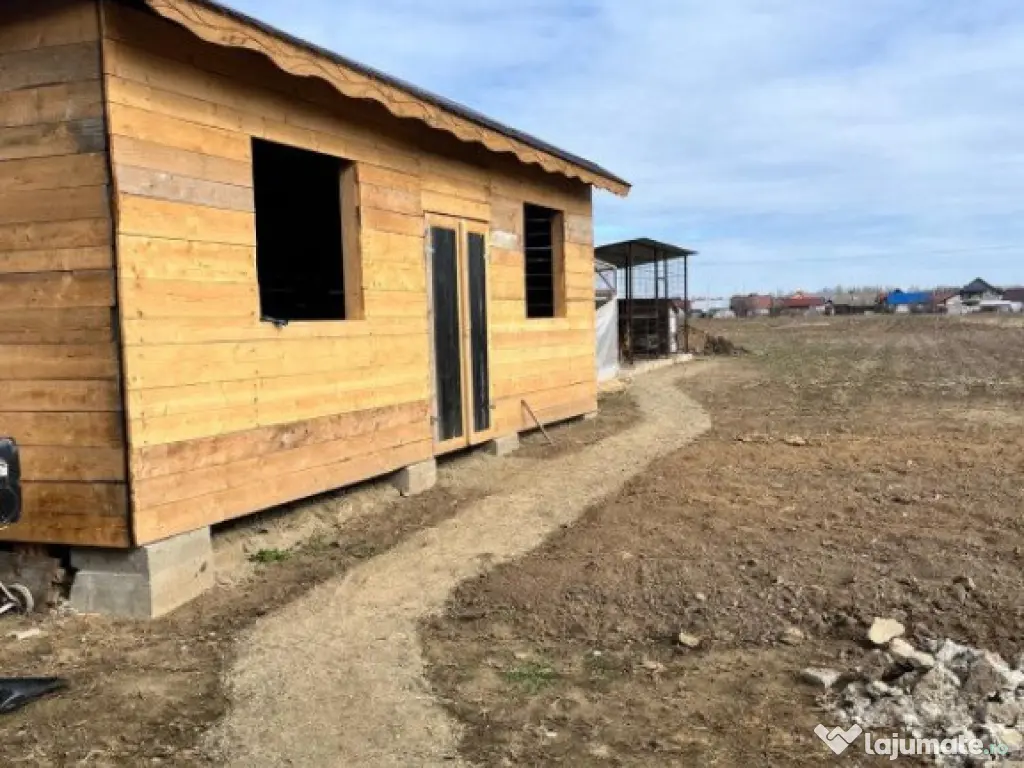 Casa la rosu, 300 mp, 31 ari de teren, Maneuti-Fratautii Vec