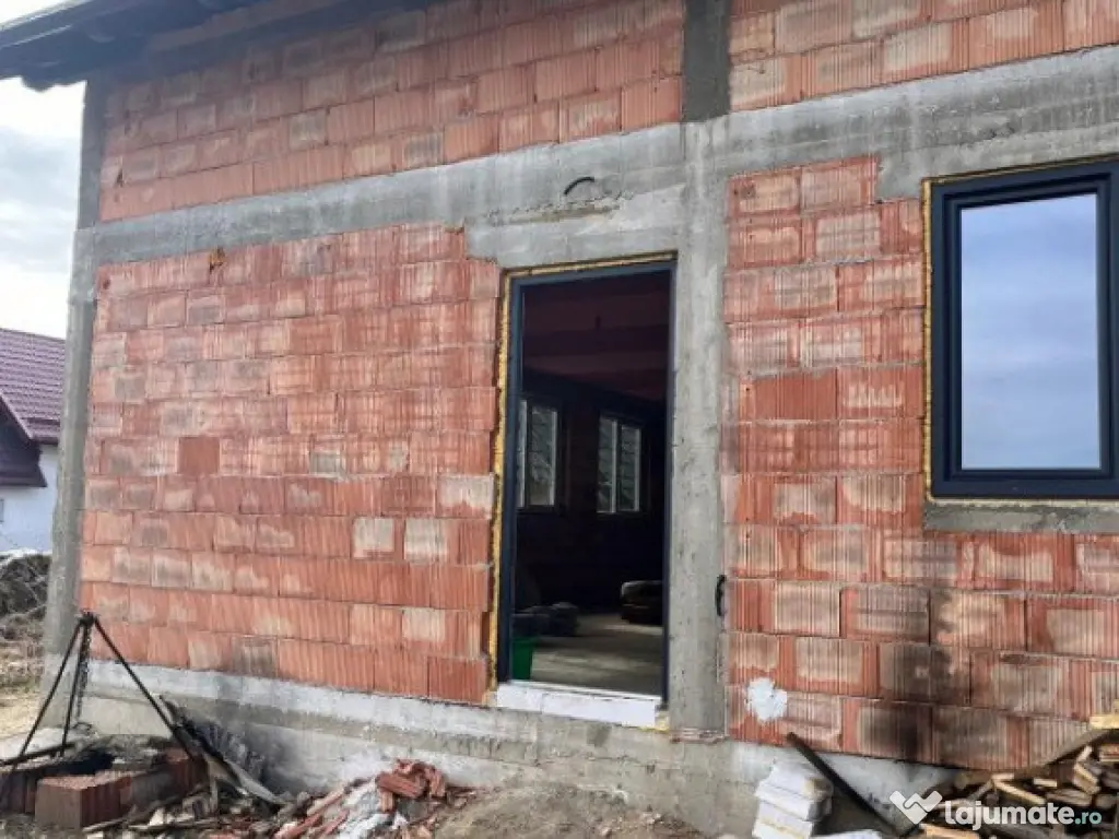 Casa la rosu, 300 mp, 31 ari de teren, Maneuti-Fratautii Vec