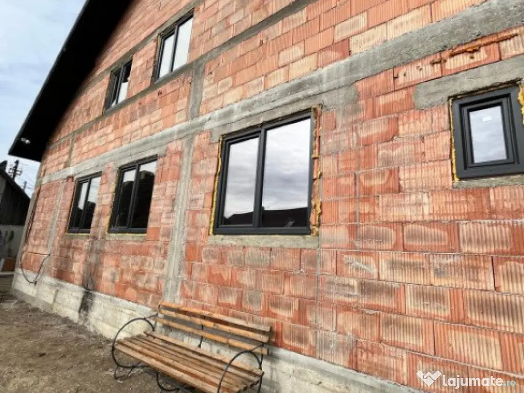 Casa la rosu, 300 mp, 31 ari de teren, Maneuti-Fratautii Vec