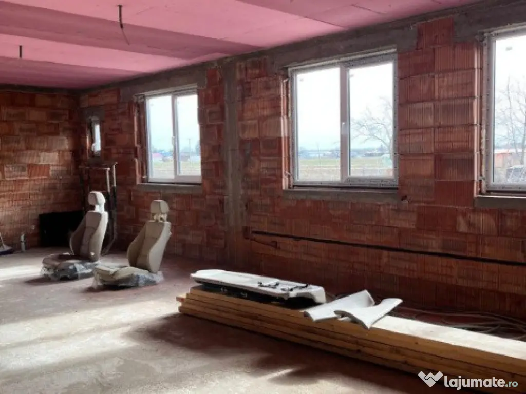 Casa la rosu, 300 mp, 31 ari de teren, Maneuti-Fratautii Vec