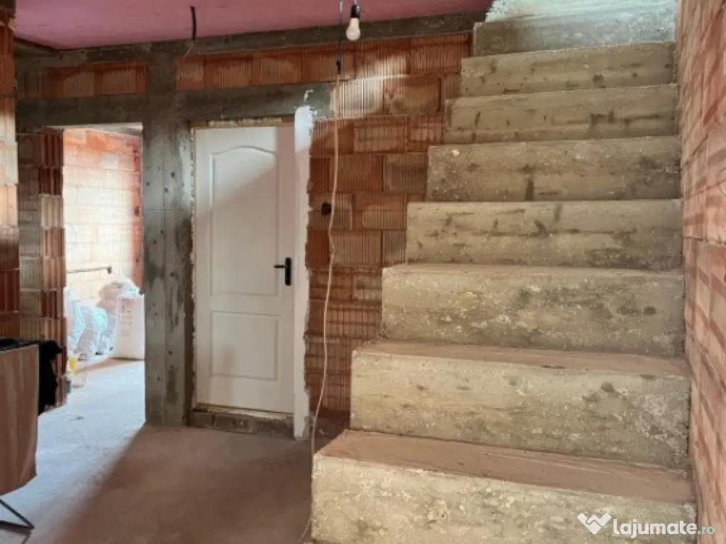 Casa la rosu, 300 mp, 31 ari de teren, Maneuti-Fratautii Vec