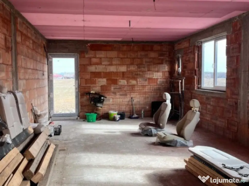 Casa la rosu, 300 mp, 31 ari de teren, Maneuti-Fratautii Vec