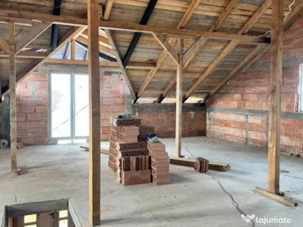 Casa la rosu, 300 mp, 31 ari de teren, Maneuti-Fratautii Vec