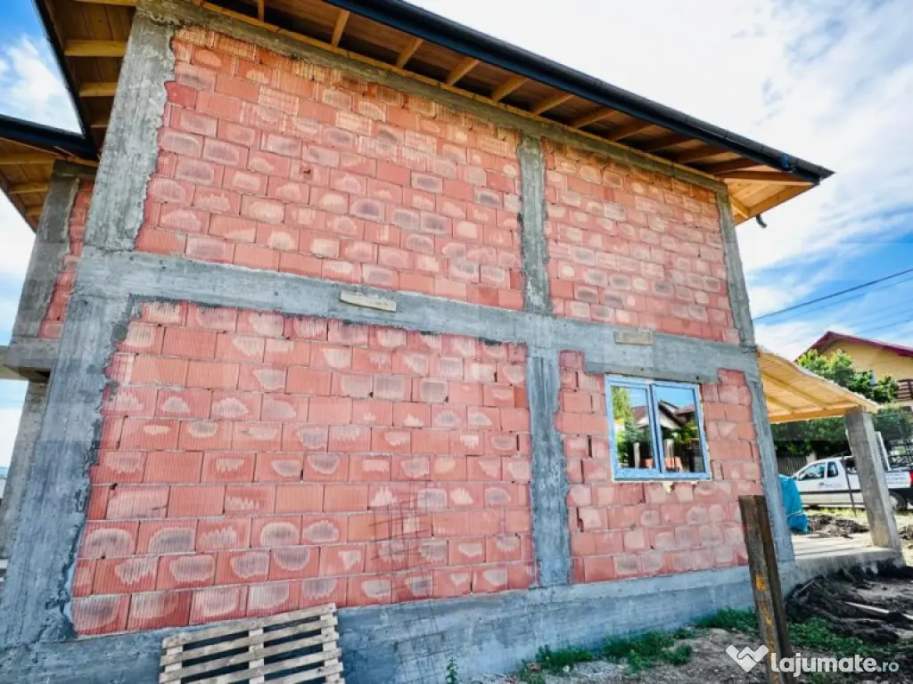 Casa la rosu 4 camere, 106 mp, zona Miroslava