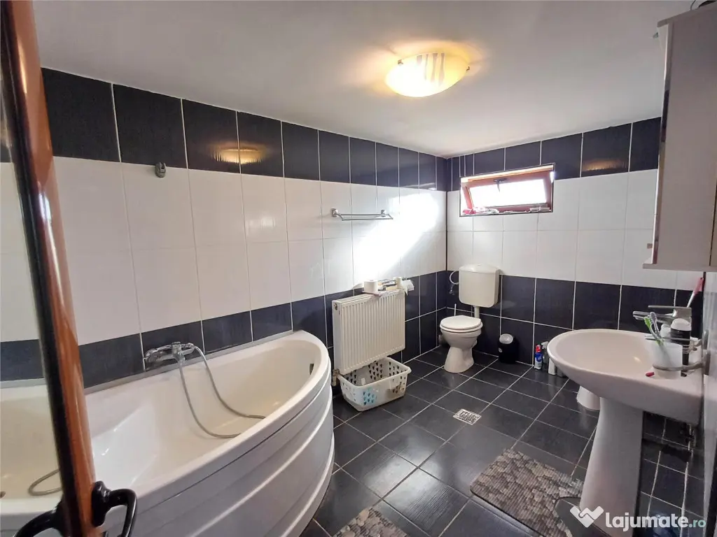 5 camere - 3 bai - 200 mp utili - teren 920 mp - Domnesti -