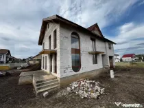 Casă cu 4 camere si garaj, zona Micesti
