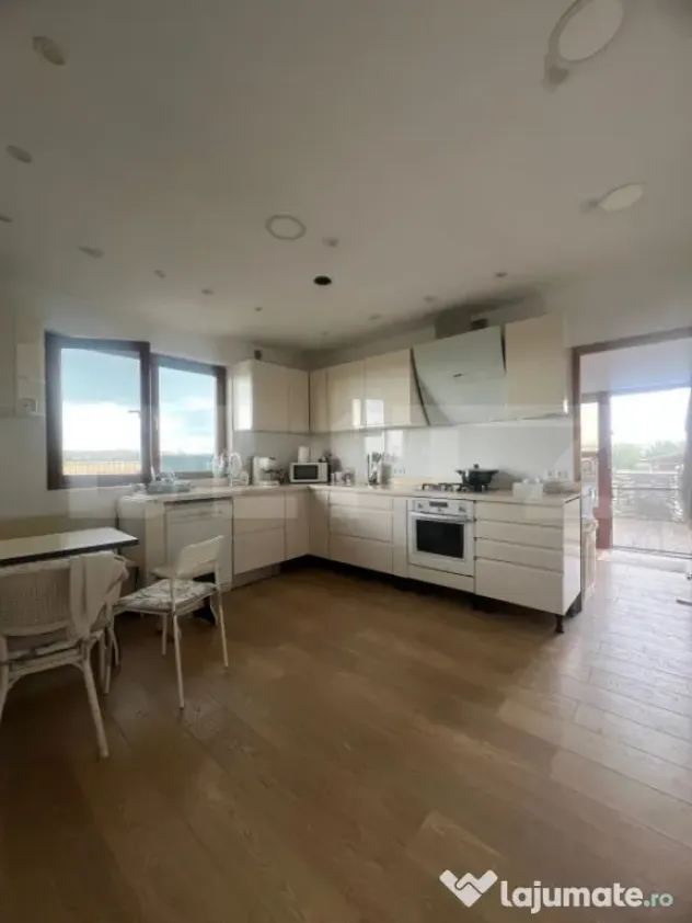 Casa cu 5 camere, 217 mp utili, 1396 mp teren, Cartierul Pri