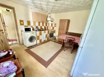 Casă de vanzare 114 mp cu pivnițe, anexe și curte mare ,t
