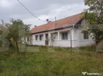 Casa tărănească in centru Hătuica