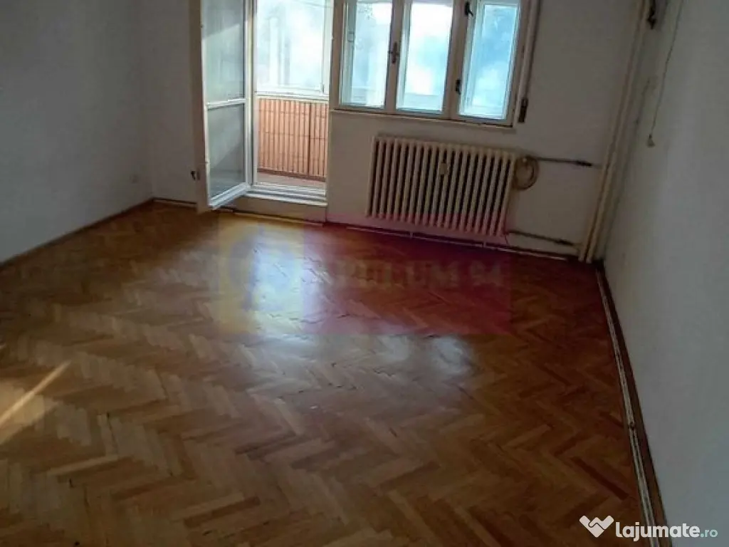 Vanzare apartament de 4 camere la Casa Poporului-stradal