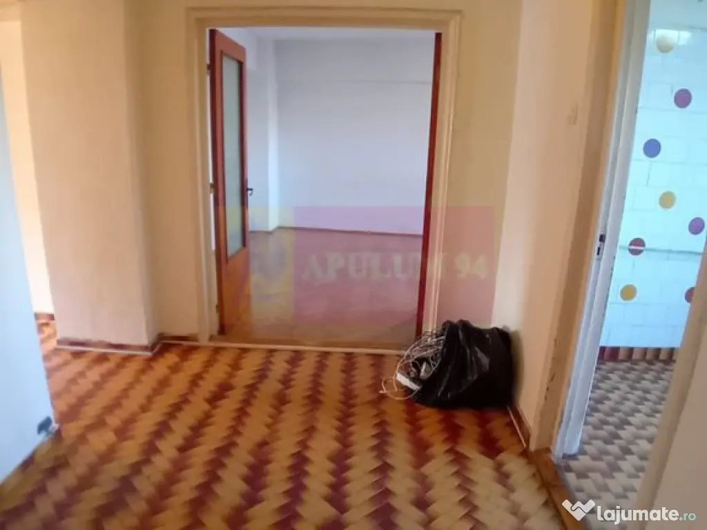 Vanzare apartament de 4 camere la Casa Poporului-stradal