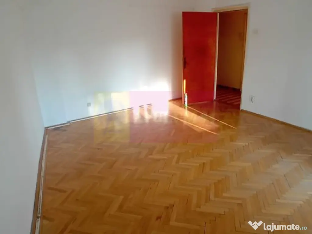 Vanzare apartament de 4 camere la Casa Poporului-stradal