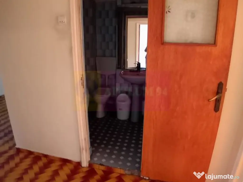 Vanzare apartament de 4 camere la Casa Poporului-stradal