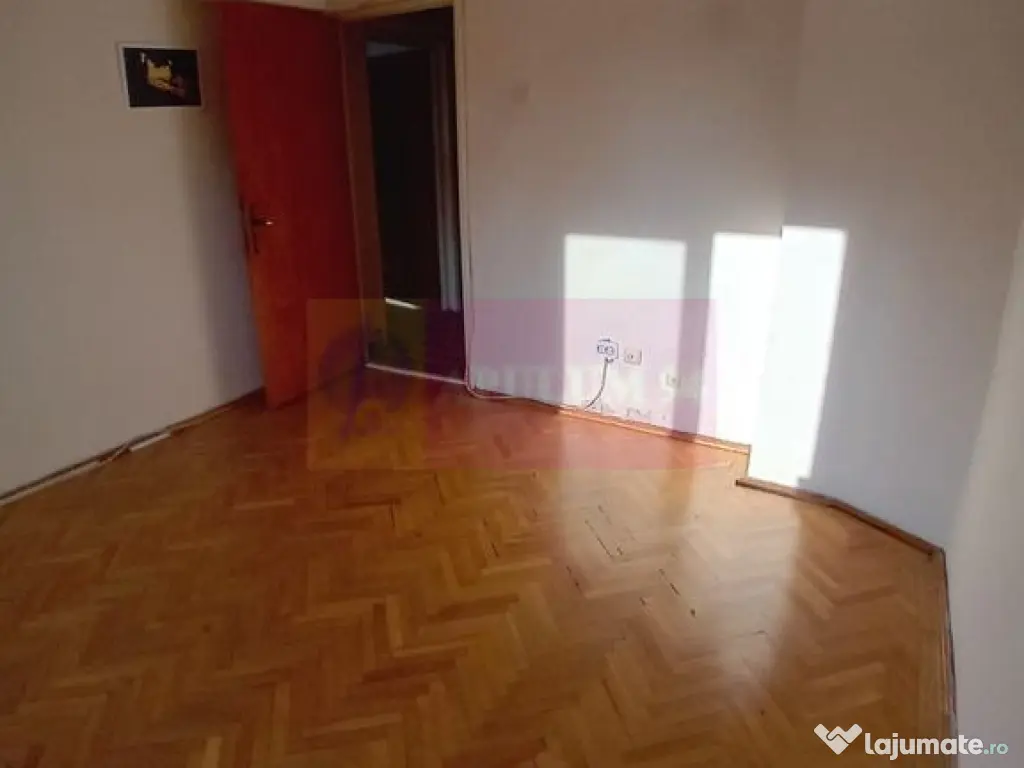 Vanzare apartament de 4 camere la Casa Poporului-stradal