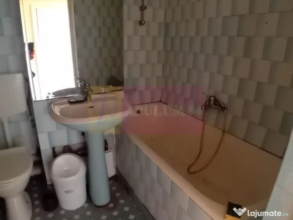 Vanzare apartament de 4 camere la Casa Poporului-stradal