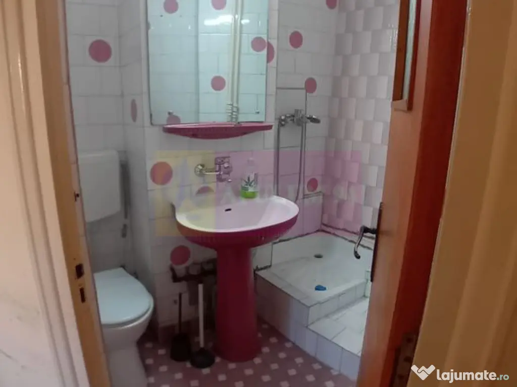 Vanzare apartament de 4 camere la Casa Poporului-stradal