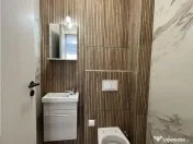 Apartament cu 3 camere 2 bai si balcon etaj 1 zona Doamna St 