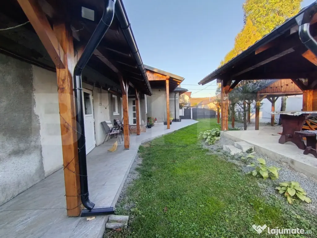 Casa cu 3 camere,baie, bucatarie,anexe.pivniță teren 800 m